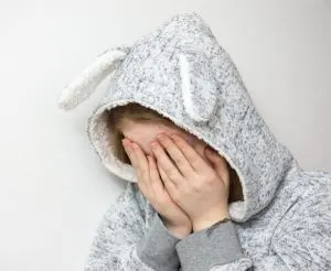 Adolescent qui se sent trahi et s'enferme